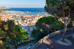Città di Sanremo vista dall’alto sul mare.