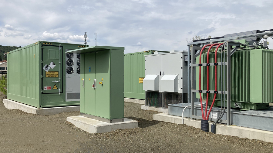 Impianto di batterie modulari per accumulo energetico.