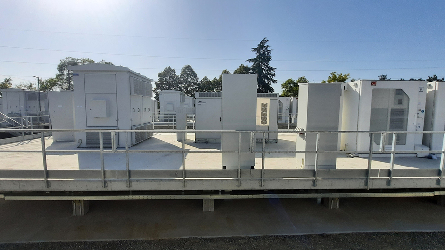 Impianto di batterie modulari per accumulo energetico.