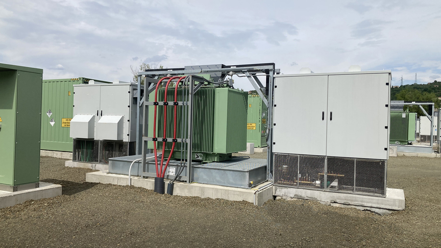Impianto di batterie modulari per accumulo energetico.
