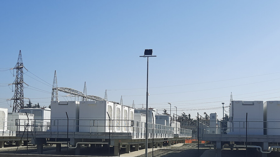 Impianto di batterie modulari per accumulo energetico con vista aerrea