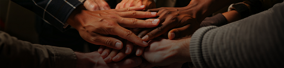 Mani raccolte in cerchio, simbolo di supporto e collaborazione.