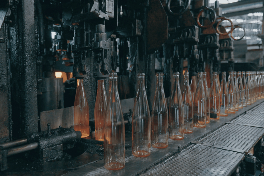 Bottiglie di vetro su una linea di produzione in fabbrica.