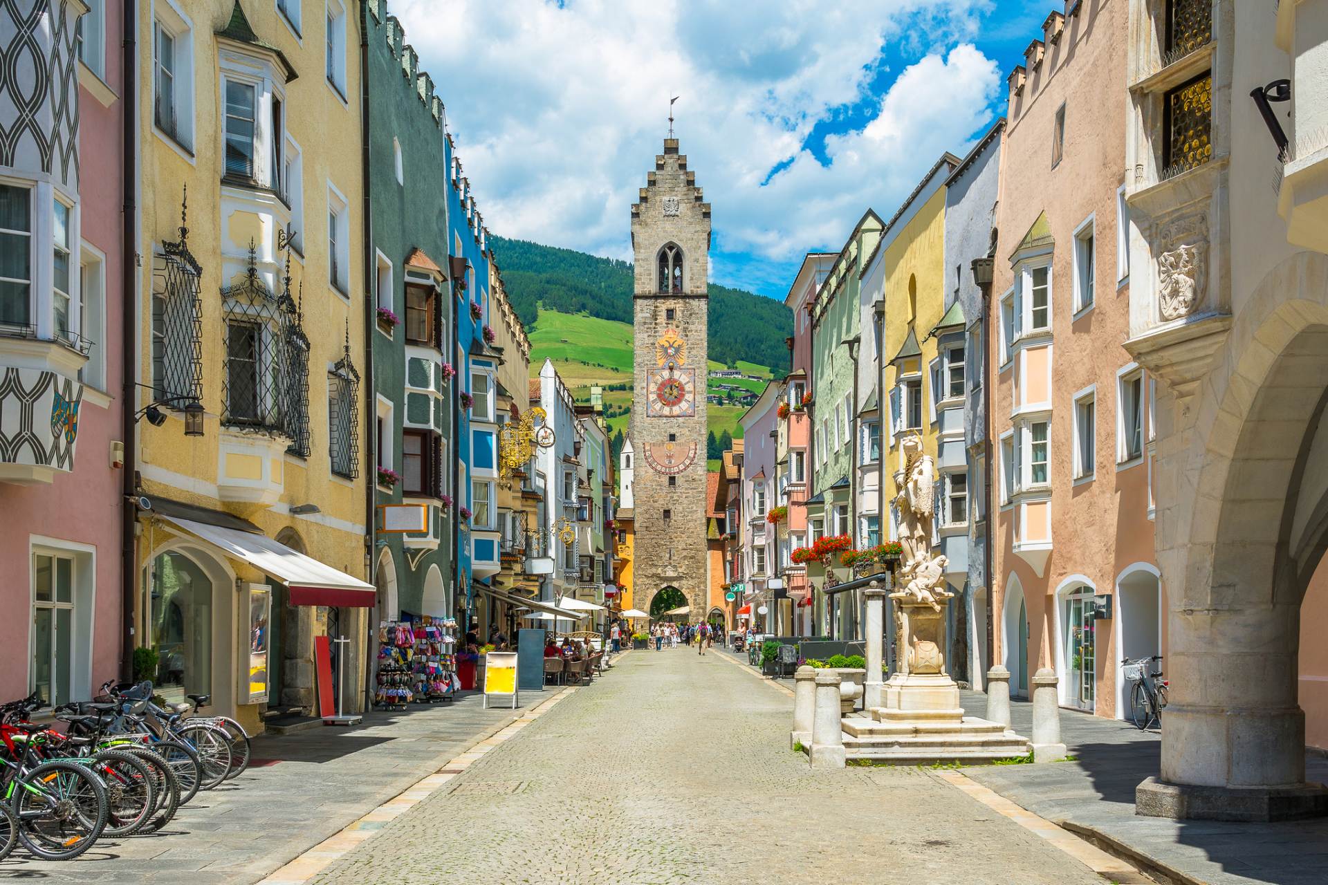 Paesaggio di Vipiteno con un campanile che si vede in fondo