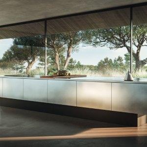 Arredamento di design moderna con grandi vetrate e vista sul verde