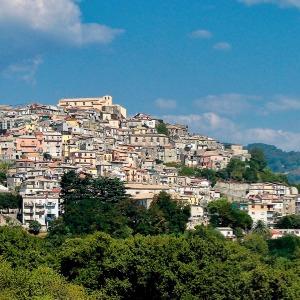 Panoramica di un borgo su una collina in Calabria