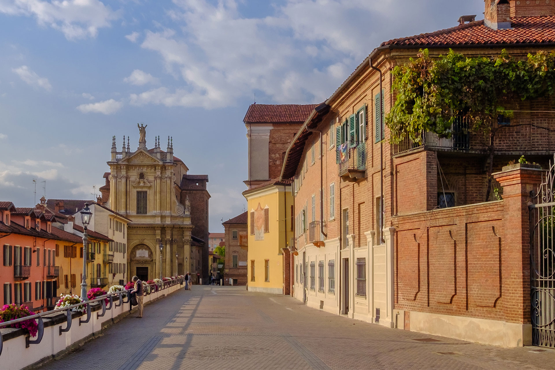Strada di una città con una chiesa