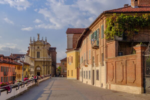 Strada di una città con una chiesa