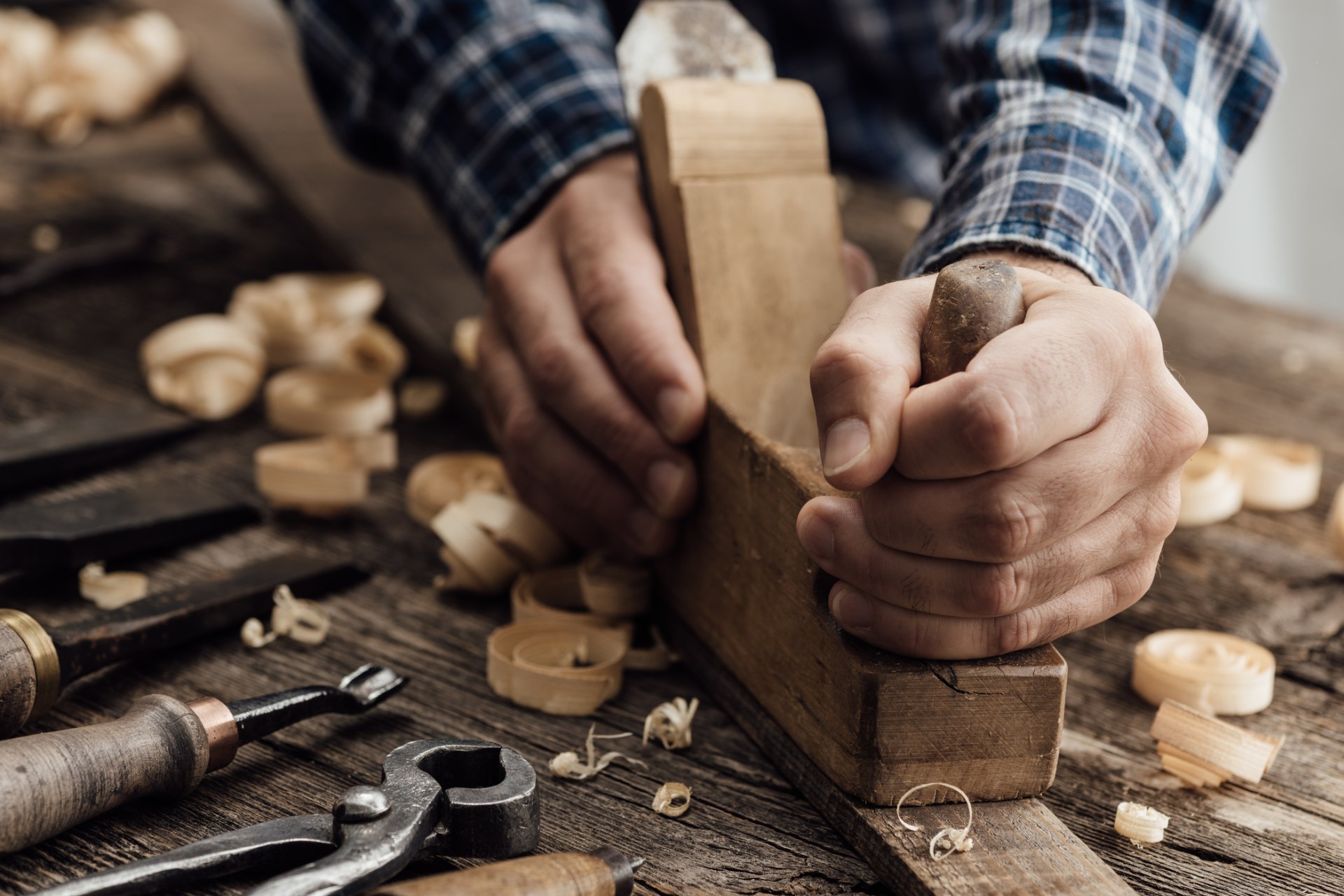 mano che lavorano il legno