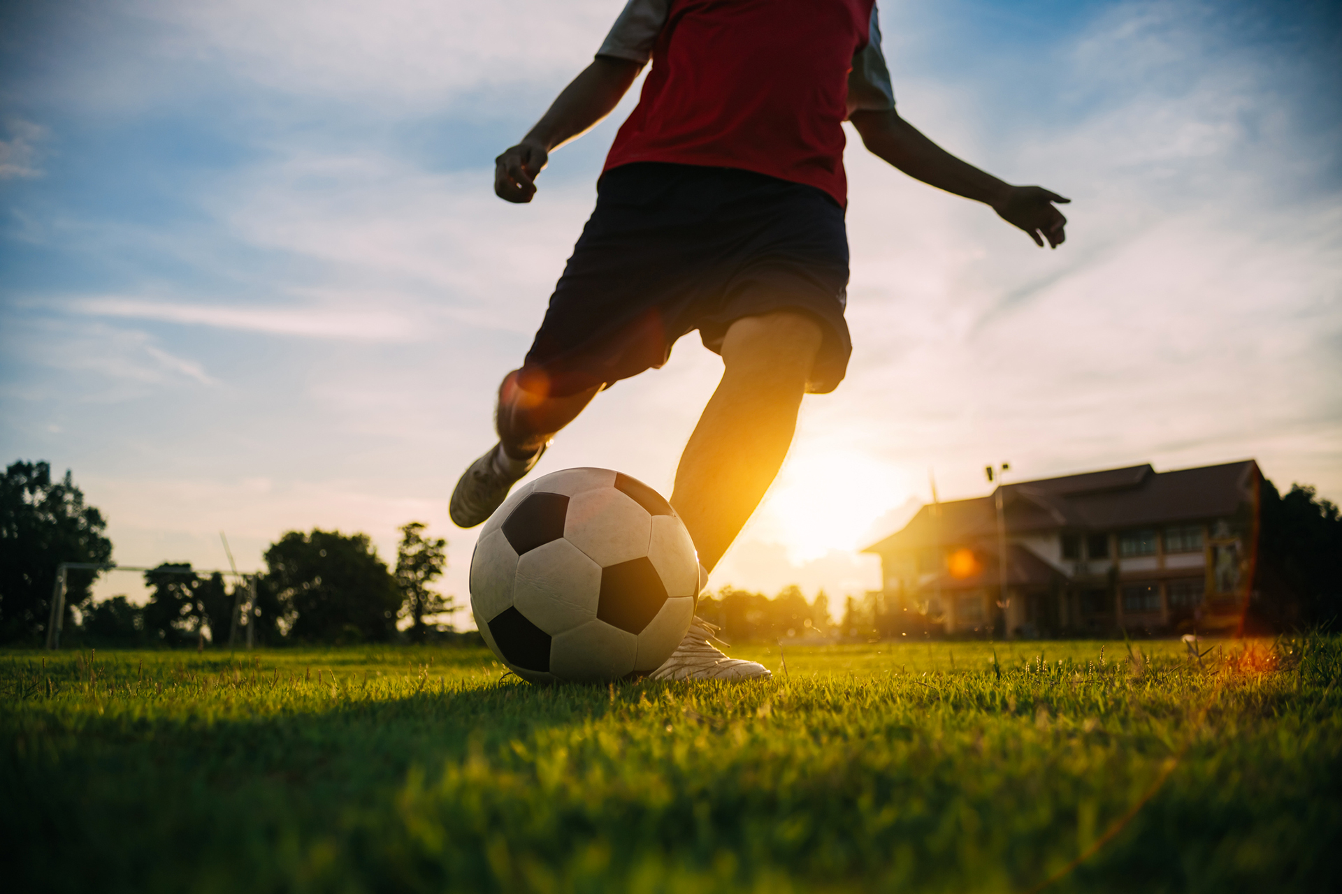Ragazzo che gioca a calcio