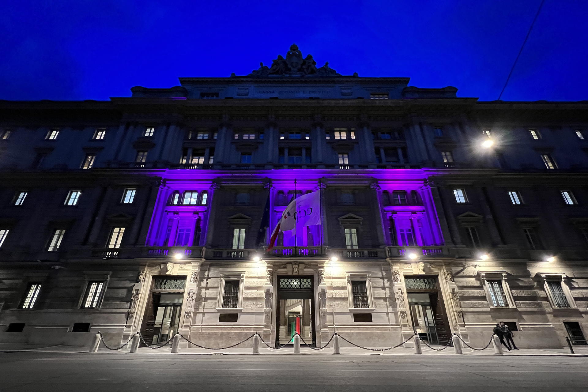 Facciata di un palazzo con luci viola