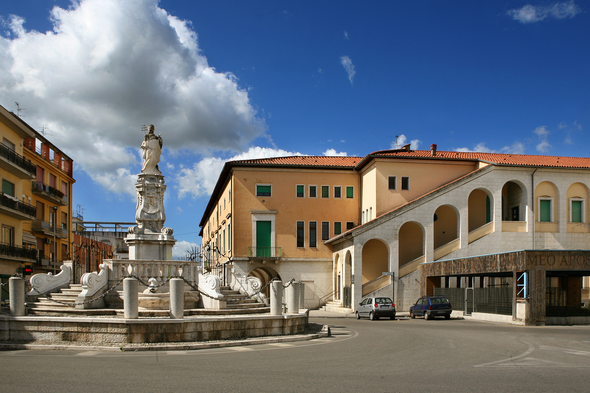 Piazza con fontana monumentale nel centro storico.