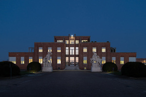 facciata di un palazzo con luci accese