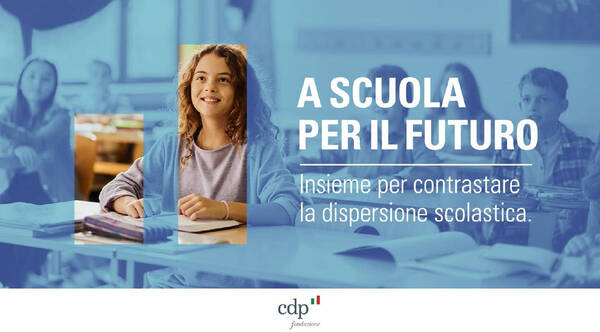 Bambina in classe che sorride seduta al banco mentre studia con i compagni sullo sfondo, con banner 'A scuola per il futuro'