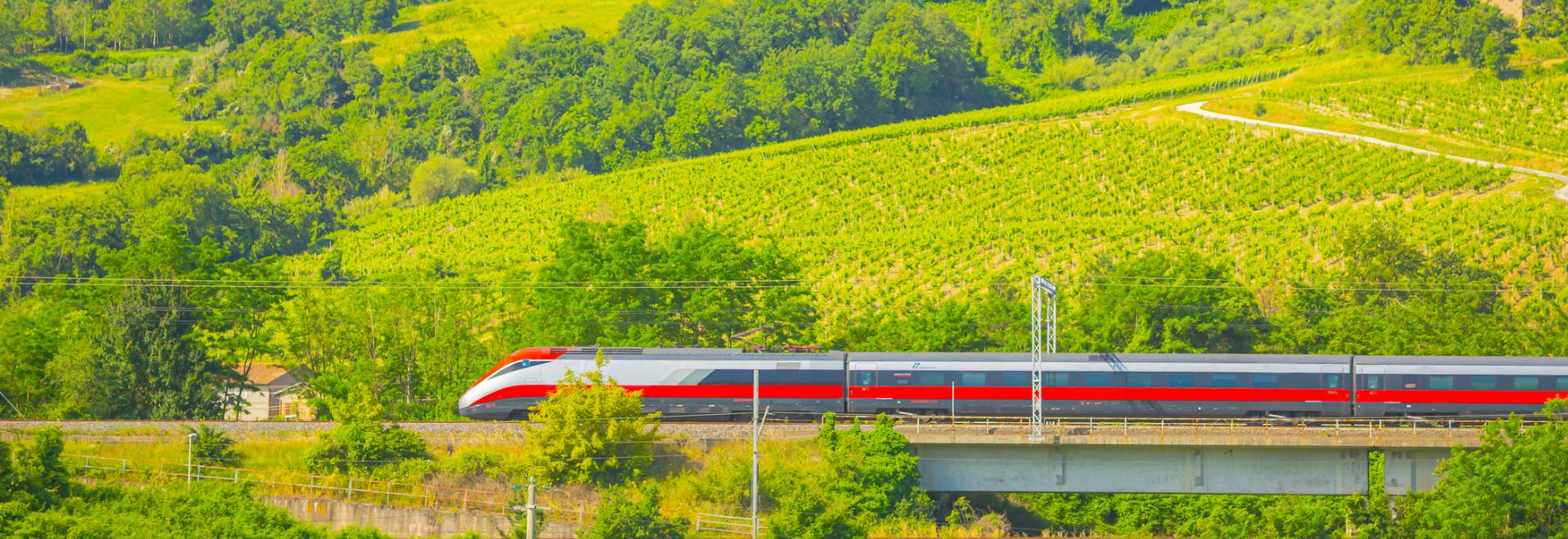 Treno ad alta velocità che corre sui i binari