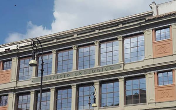 Palazzo con le finestre grandi
