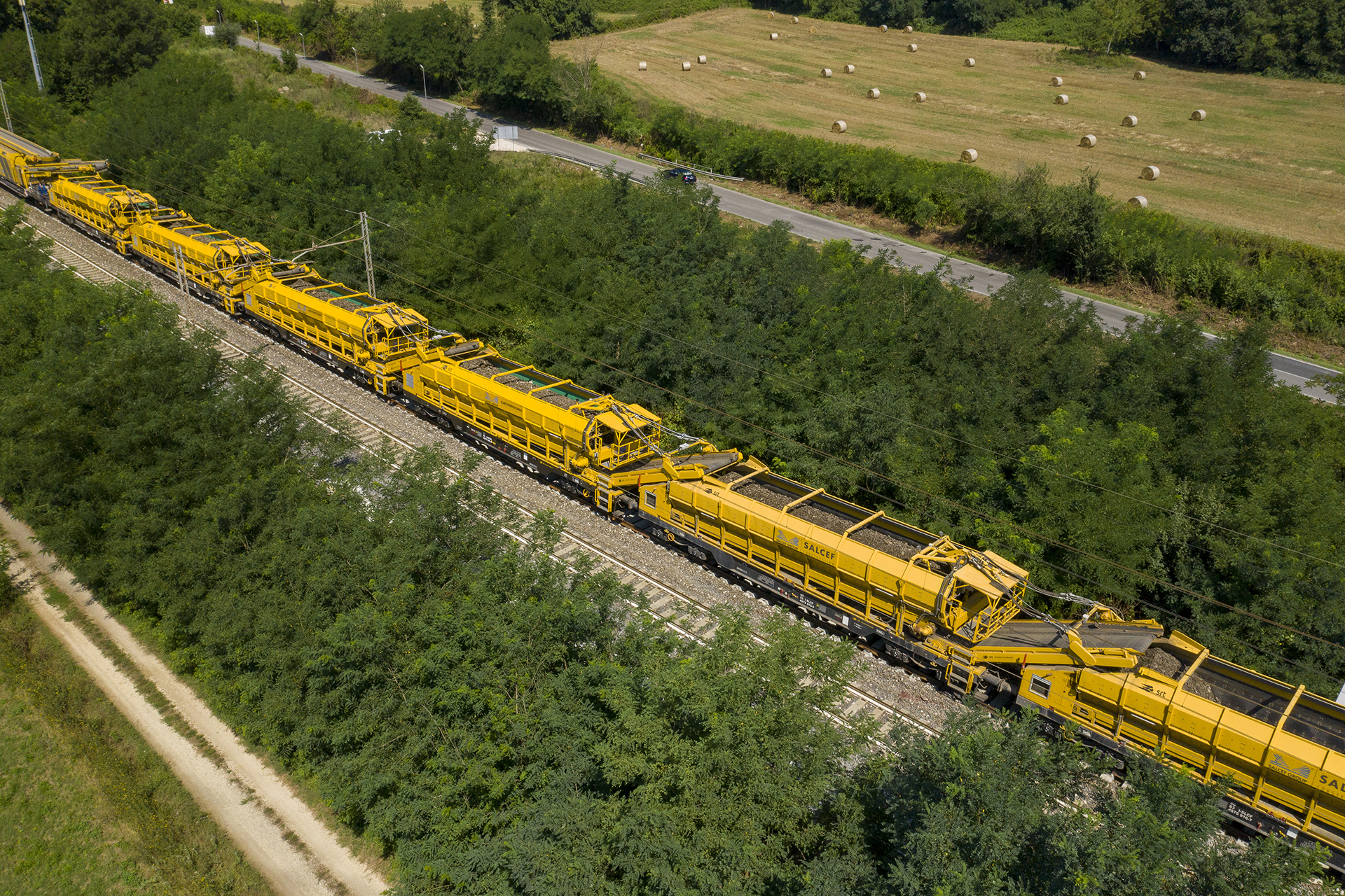 Ferrovia con un treno merci