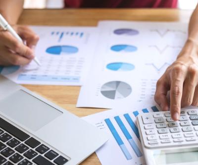 Professionista al lavoro su analisi finanziarie