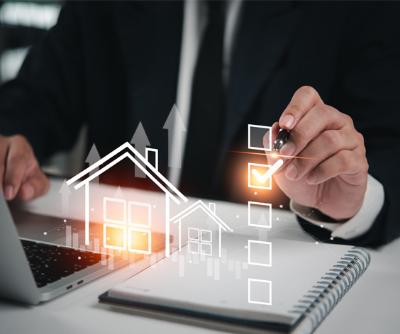 Professionista al lavoro su gestioni immobiliari