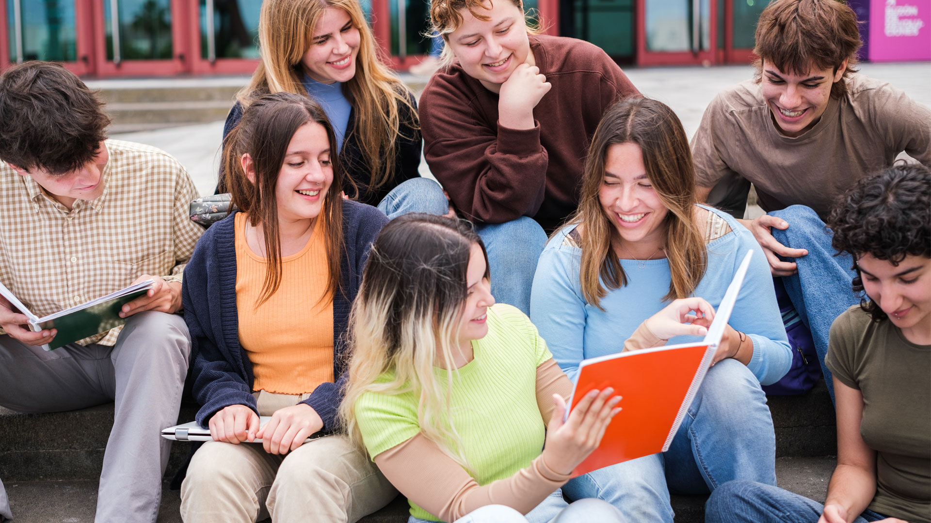 Gruppo di ragazze che leggono degli appunti su un quaderno