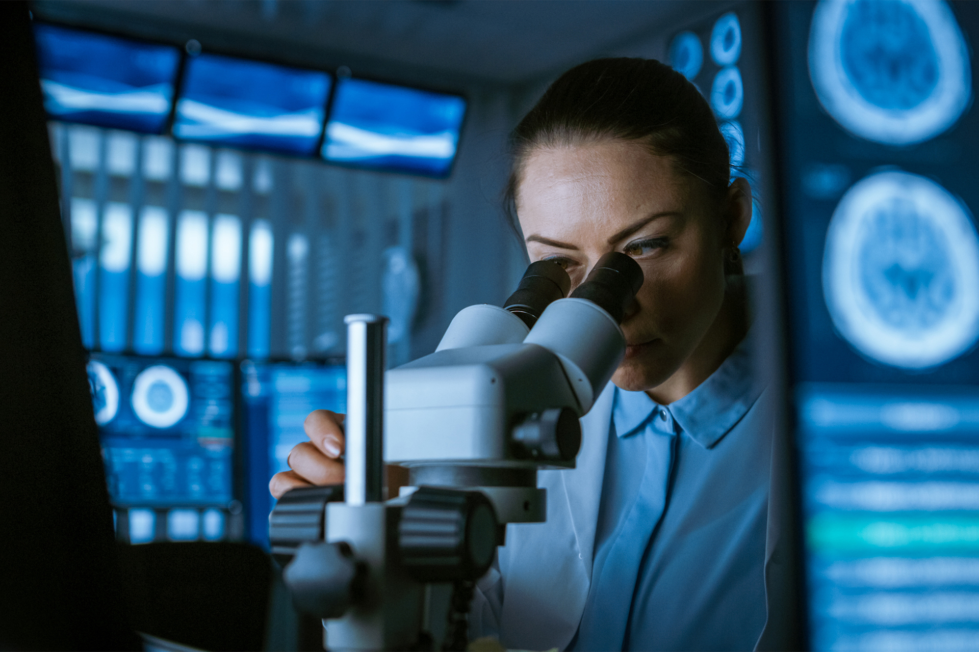 Ragazza che lavora al microscopio