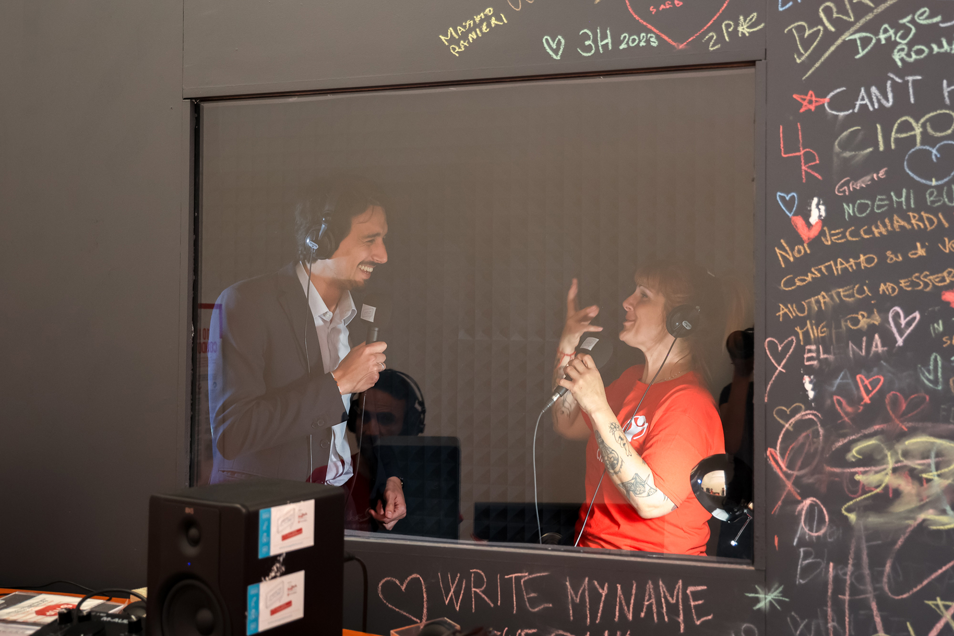 Persone che creano podcast