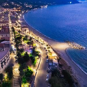 Veduta su Gioiosa Marea con mare