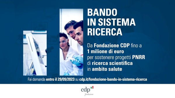 Personale in camice e occhiali in laboratorio osserva e lavora davanti a un monitor, con promozione bando 'In sistema ricerca'