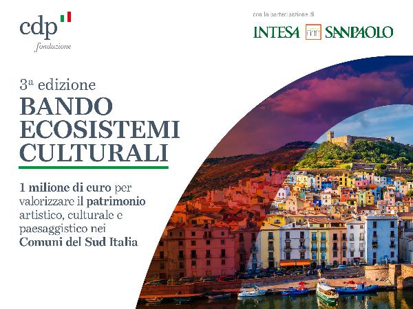 Borgo costiero colorato con case sul lungomare e ponte sul fiume, vista panoramica, con banner Bando Ecosistemi culturali