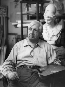 L'Artista Giorgio de Chirico con il busto di Minerva