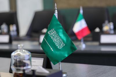 Bandiera dell’Arabia Saudita su un tavolo da conferenza