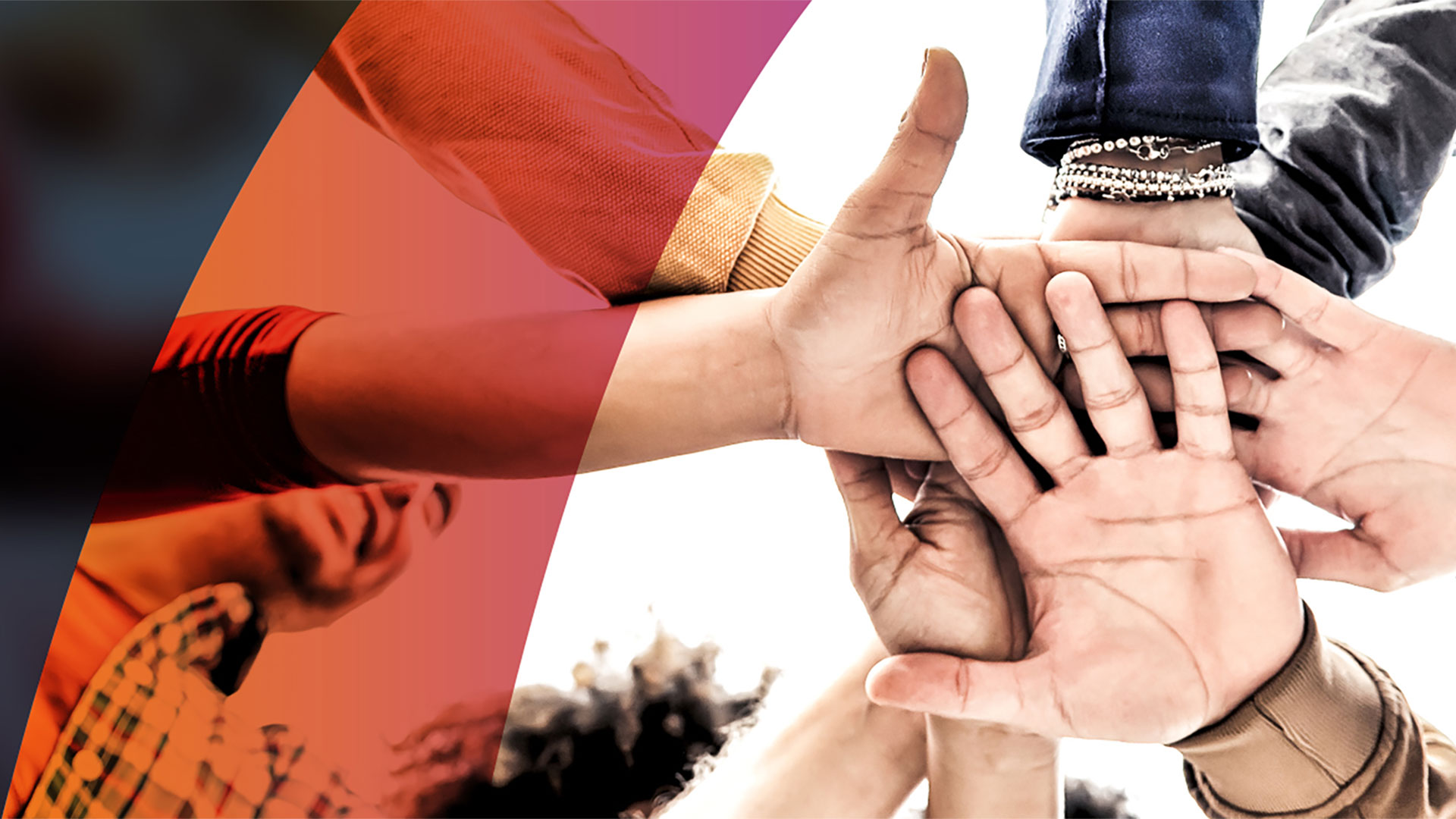 Mani che si uniscono in cerchio con una bandiera rossa sullo sfondo, a simboleggiare collaborazione e solidarietà.