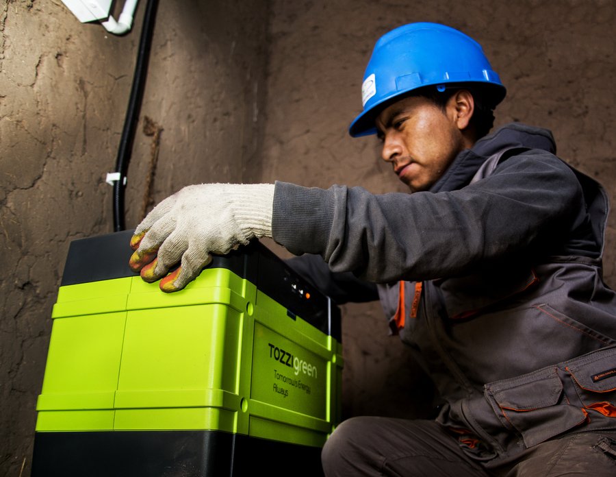 Tecnico con casco blu mentre installa un sistema energetico.