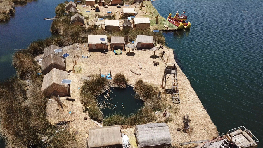 Insediamento su un’isola con case e pannelli solari.