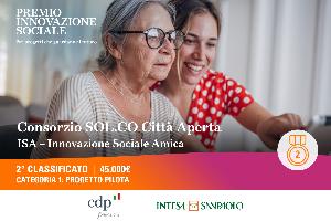 Due donne, di cui una più anziana con occhiali, sorridono insieme mentre la grafica mostra “Premio Innovazione Sociale” e “2° classificato”.