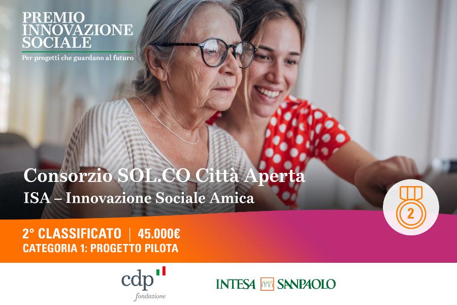 Due donne, di cui una più anziana con occhiali, sorridono insieme mentre la grafica mostra “Premio Innovazione Sociale” e “2° classificato”.