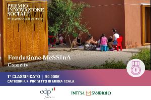 Bambini giocano in un cortile assolato vicino a una porta e a una parete arancione, con grafica del “Premio Innovazione Sociale” e “1° classificato”.