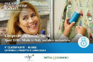 Donna sorridente in uno spazio decorato, con una bottiglia in mano; sullo sfondo un messaggio “Premio Innovazione Sociale” per “Cooperativa Sociale Quid”.