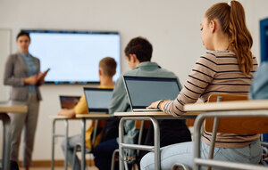 studentessa lezioni computer in classe